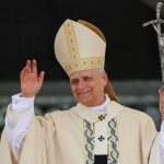 โป๊ปอเมริกันองค์แรกขึ้นรับตำแหน่งยิ่งใหญ่ เรียกร้องหยุดสงคราม-สร้างความสามัคคี