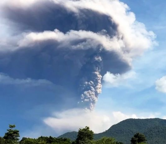 ภูเขาไฟเลโวโตบี ลากี-ลากี บนเกาะฟลอเรส ปะทุรุนแรง อินโดนีเซียยกระดับเตือนภัยขั้นสูงสุด