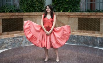 หลอมรวมแฟชั่นกับหุ่นยนต์ วิศวกรสาวเปลี่ยนโค้ดให้กลายเป็นเวทมนตร์ลงในชุดเจ้าหญิง