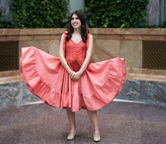 หลอมรวมแฟชั่นกับหุ่นยนต์ วิศวกรสาวเปลี่ยนโค้ดให้กลายเป็นเวทมนตร์ลงในชุดเจ้าหญิง