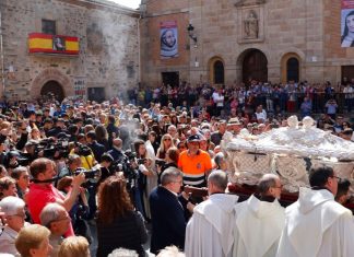 นักบุญหญิงผู้ไม่เลือนหาย: เทเรซาแห่งอาวีลาเผยร่างต่อสาธารณะสเปนอีกครั้งหลังผ่านไป 440 ปี