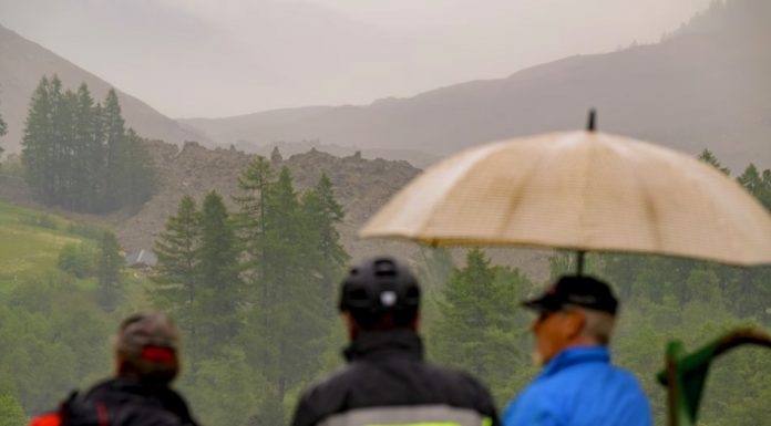 ภัยธรรมชาติถล่มสวิตเซอร์แลนด์ ธารน้ำแข็งละลายฝังหมู่บ้านใต้โคลน