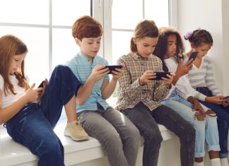 ฝรั่งเศสจ่อออกกฎหมายจำกัดการเข้าถึงโซเชียลมีเดียในเด็กต่ำกว่า 15