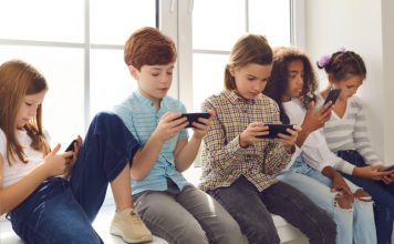 ฝรั่งเศสจ่อออกกฎหมายจำกัดการเข้าถึงโซเชียลมีเดียในเด็กต่ำกว่า 15