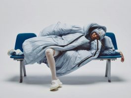 ญี่ปุ่นแก้ปัญหานอนหลับไม่เพียงพอ ด้วยเสื้อแจ็คเก็ตกล่อมนอน ตัวช่วยที่ทำให้ให้งีบหลับได้ทุกที่