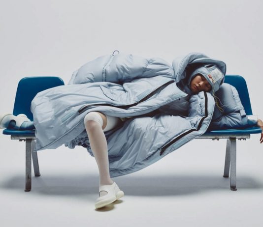 ญี่ปุ่นแก้ปัญหานอนหลับไม่เพียงพอ ด้วยเสื้อแจ็คเก็ตกล่อมนอน ตัวช่วยที่ทำให้ให้งีบหลับได้ทุกที่