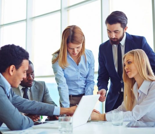 ถ้าอยากเติบโตจริง จงกล้าฟังคำวิจารณ์ แนวคิดจากนักจิตวิทยาและทฤษฎีสู่ความสำเร็จที่หลายคนไม่กล้าก้าว