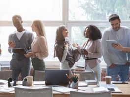 การเข้าออฟฟิศทุกวันยังจำเป็น? เปิดมุมมอง Emma Grede ผู้ร่วมก่อตั้งแบรนด์พันล้านสู่กุญแจความสำเร็จ