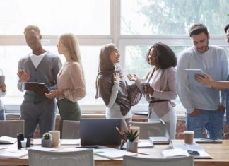 การเข้าออฟฟิศทุกวันยังจำเป็น? เปิดมุมมอง Emma Grede ผู้ร่วมก่อตั้งแบรนด์พันล้านสู่กุญแจความสำเร็จ