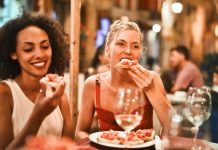 นั่งร่วมโต๊ะกับคนที่ไม่ชอบ อาจเพิ่มความเครียดและโรคภัย Deepak Chopra แนะนำ ร่วมโต๊ะให้ถูกคน สุขภาพดีกว่าเดิม