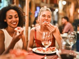 นั่งร่วมโต๊ะกับคนที่ไม่ชอบ อาจเพิ่มความเครียดและโรคภัย Deepak Chopra แนะนำ ร่วมโต๊ะให้ถูกคน สุขภาพดีกว่าเดิม