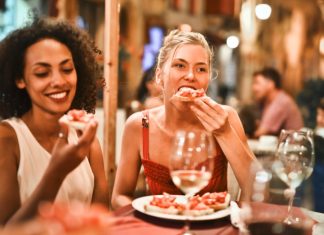 นั่งร่วมโต๊ะกับคนที่ไม่ชอบ อาจเพิ่มความเครียดและโรคภัย Deepak Chopra แนะนำ ร่วมโต๊ะให้ถูกคน สุขภาพดีกว่าเดิม