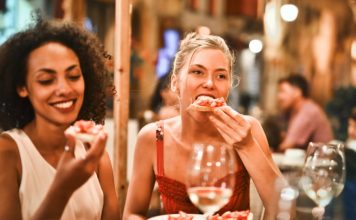 นั่งร่วมโต๊ะกับคนที่ไม่ชอบ อาจเพิ่มความเครียดและโรคภัย Deepak Chopra แนะนำ ร่วมโต๊ะให้ถูกคน สุขภาพดีกว่าเดิม