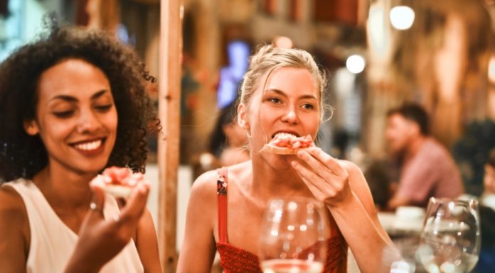 นั่งร่วมโต๊ะกับคนที่ไม่ชอบ อาจเพิ่มความเครียดและโรคภัย Deepak Chopra แนะนำ ร่วมโต๊ะให้ถูกคน สุขภาพดีกว่าเดิม