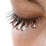 ทำไมน้ำตาถึงมีรสชาติ และแต่ละรสชาติ มีหลายความหมาย เบื้องหลังหยดน้ำใสที่มีราวทางวิทยาศาสตร์ที่ซ่อนอยู่