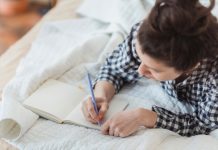 เคล็ดลับนอนหลับง่าย จดบันทึกคำขอบคุณ 3 ข้อ ก่อนเข้านอน Gratitude Journal วิธีง่ายๆ ลดความวิตกกังวล นอนหลับสบาย