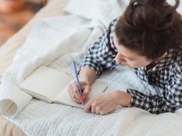 เคล็ดลับนอนหลับง่าย จดบันทึกคำขอบคุณ 3 ข้อ ก่อนเข้านอน Gratitude Journal วิธีง่ายๆ ลดความวิตกกังวล นอนหลับสบาย