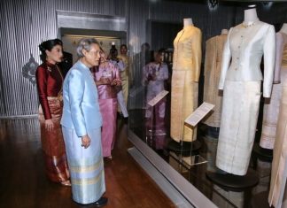 กรมสมเด็จพระเทพฯ ทรงเปิดนิทรรศการ “ชุดไทย : จากราชสำนักสู่ราชนิยม” เผยโฉม 8 ฉลองพระองค์ชุดไทยพระราชนิยม ผลงานพระวิสัยทัศน์สมเด็จพระพันปีหลวง