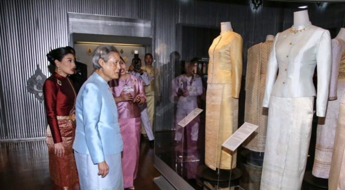 กรมสมเด็จพระเทพฯ ทรงเปิดนิทรรศการ “ชุดไทย : จากราชสำนักสู่ราชนิยม” เผยโฉม 8 ฉลองพระองค์ชุดไทยพระราชนิยม ผลงานพระวิสัยทัศน์สมเด็จพระพันปีหลวง