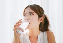 เปลี่ยนจากน้ำหวานเป็นน้ำเปล่า วิจัยชี้ ดื่มน้ำ 2 แก้ว เผาผลาญดีขึ้น 30% เคล็ดลับง่าย ๆ ช่วยควบคุมน้ำหนัก เริ่มต้นได้จากแก้วน้ำตรงหน้า