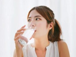 เปลี่ยนจากน้ำหวานเป็นน้ำเปล่า วิจัยชี้ ดื่มน้ำ 2 แก้ว เผาผลาญดีขึ้น 30% เคล็ดลับง่าย ๆ ช่วยควบคุมน้ำหนัก เริ่มต้นได้จากแก้วน้ำตรงหน้า