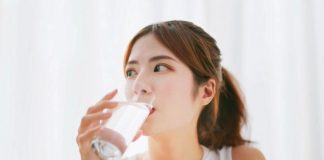 เปลี่ยนจากน้ำหวานเป็นน้ำเปล่า วิจัยชี้ ดื่มน้ำ 2 แก้ว เผาผลาญดีขึ้น 30% เคล็ดลับง่าย ๆ ช่วยควบคุมน้ำหนัก เริ่มต้นได้จากแก้วน้ำตรงหน้า