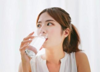 เปลี่ยนจากน้ำหวานเป็นน้ำเปล่า วิจัยชี้ ดื่มน้ำ 2 แก้ว เผาผลาญดีขึ้น 30% เคล็ดลับง่าย ๆ ช่วยควบคุมน้ำหนัก เริ่มต้นได้จากแก้วน้ำตรงหน้า