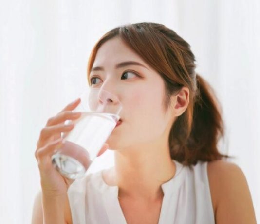 เปลี่ยนจากน้ำหวานเป็นน้ำเปล่า วิจัยชี้ ดื่มน้ำ 2 แก้ว เผาผลาญดีขึ้น 30% เคล็ดลับง่าย ๆ ช่วยควบคุมน้ำหนัก เริ่มต้นได้จากแก้วน้ำตรงหน้า