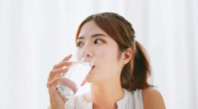 เปลี่ยนจากน้ำหวานเป็นน้ำเปล่า วิจัยชี้ ดื่มน้ำ 2 แก้ว เผาผลาญดีขึ้น 30% เคล็ดลับง่าย ๆ ช่วยควบคุมน้ำหนัก เริ่มต้นได้จากแก้วน้ำตรงหน้า