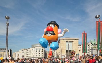 ฮ่องกงเปิดตัวพาเหรดบอลลูนยักษ์ครั้งแรก “Merry Balloon” มหกรรมแฟนตาซีด้วยรับคริสต์มาส 2025