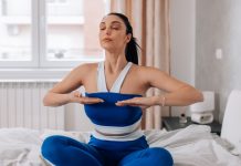 หายใจ 4-7-8 เคล็ดลับง่าย ๆ ช่วยหลับลึก ลดเครียดได้จริง เทคนิคหายใจจากโยคะอินเดีย สู่เคล็ดลับแก้ปัญหาการนอน