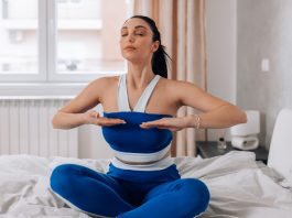 หายใจ 4-7-8 เคล็ดลับง่าย ๆ ช่วยหลับลึก ลดเครียดได้จริง เทคนิคหายใจจากโยคะอินเดีย สู่เคล็ดลับแก้ปัญหาการนอน