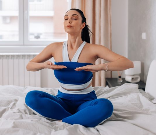 หายใจ 4-7-8 เคล็ดลับง่าย ๆ ช่วยหลับลึก ลดเครียดได้จริง เทคนิคหายใจจากโยคะอินเดีย สู่เคล็ดลับแก้ปัญหาการนอน