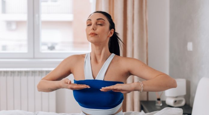 หายใจ 4-7-8 เคล็ดลับง่าย ๆ ช่วยหลับลึก ลดเครียดได้จริง เทคนิคหายใจจากโยคะอินเดีย สู่เคล็ดลับแก้ปัญหาการนอน