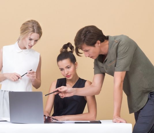 เมื่อความสัมพันธ์ระยะสั้นในที่ทำงานทำเสียสมาธิ วิธีรับมือเพื่อนร่วมงานจากไป คือโอกาสปรับตัว ไม่ใช่โศกเศร้า